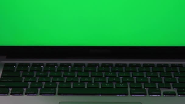 Зеленый экран ноутбука — стоковое видео