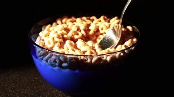 Mangiare cereali con cucchiaio — Video Stock