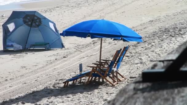 Cadeira de praia azul e Umbralla — Vídeo de Stock