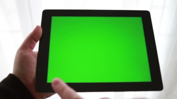 Tablet met groen scherm — Stockvideo