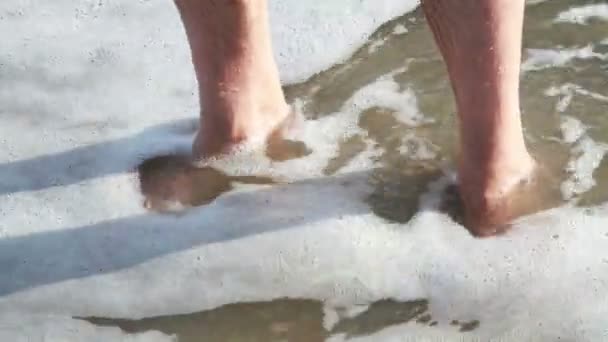 Vlny oceánu zřítilo na nohy — Stock video