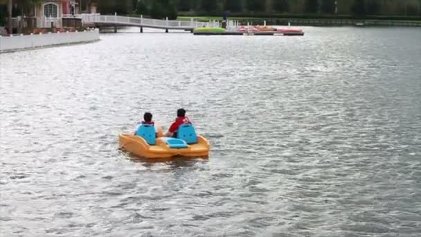 Människor på paddel båt — Stockvideo