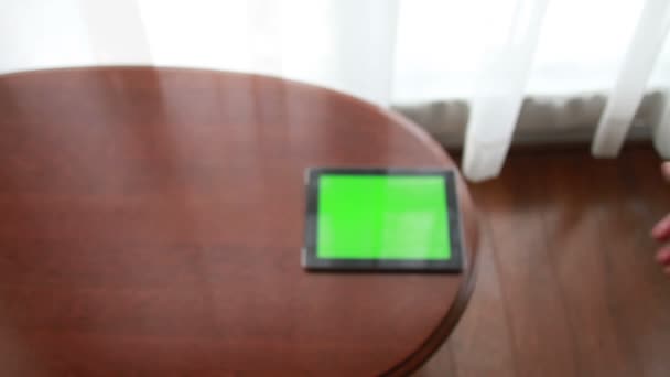 Tablet met groen scherm — Stockvideo