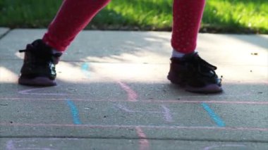 Seksek oynayan çocuk