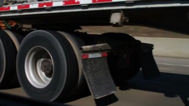 otoyolda sürüş kamyon