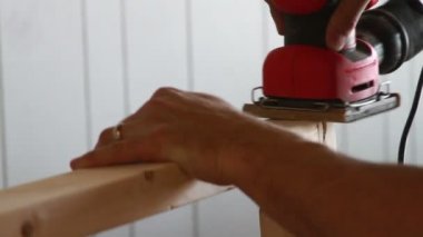 adam ahşap çerçeve zımpara