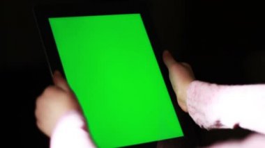 Tablet -PC'niz ile yeşil perde tutan kadın