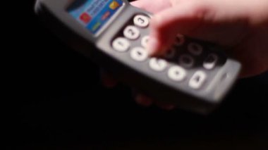 Oyuncak telefon ile oynayan çocuk