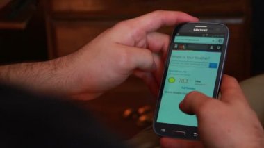 bir akıllı telefon kullanma