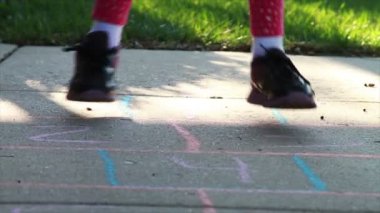 Seksek oynayan çocuk