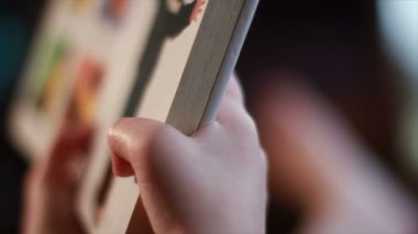 Çocuk kitabı okuyor