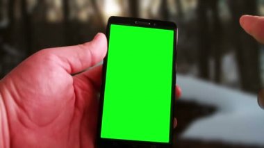 bir akıllı telefon kullanma