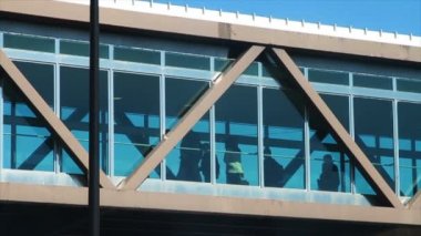 Cam köprüde yürürken commuters