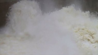 baraj üzerinde hızlı hareket nehir