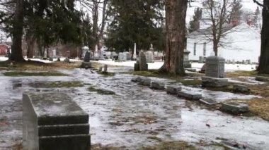 Buz altında babasının mezar taşları