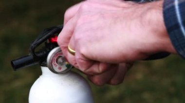 Yangın söndürücü kullanan adam