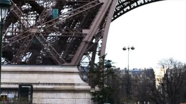 Eyfel Kulesi ile insanlar