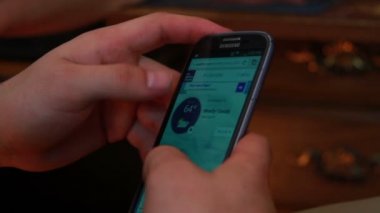 bir akıllı telefon kullanma