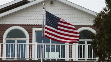 Amerikan bayrağı yanındaki evin esen