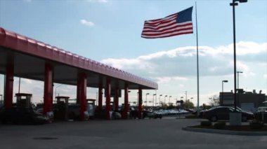 Benzin istasyonu yanındaki Amerikan bayrağı