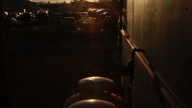 Günbatımı gıda kamyon yanındaki