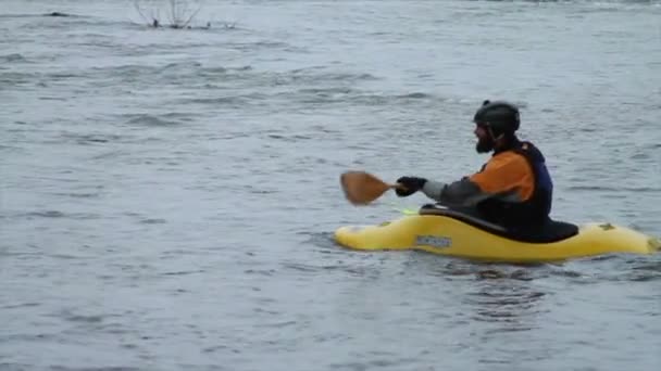 Kayak giù fiume — Video Stock