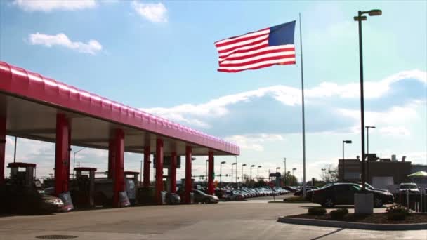 Amerikanische Flagge neben Tankstelle — Stockvideo