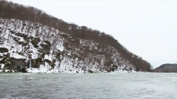 Каякинг вниз по реке зимой — стоковое видео