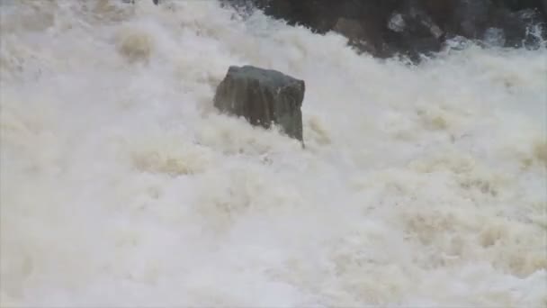 Rychle pohybující řeka — Stock video