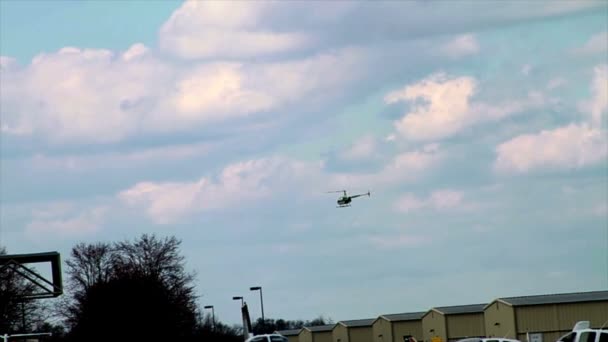 Вертолет летающий — стоковое видео