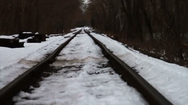 Las vías del tren en la nieve — Vídeo de stock