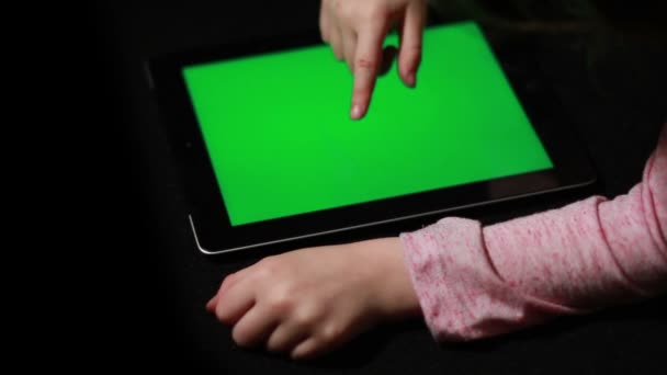 Mujer sosteniendo la tableta pc con pantalla verde — Vídeo de stock