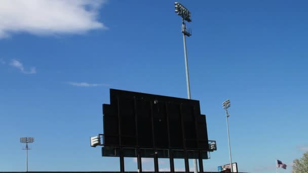 Бейсбольный стадион с голубым небом — стоковое видео