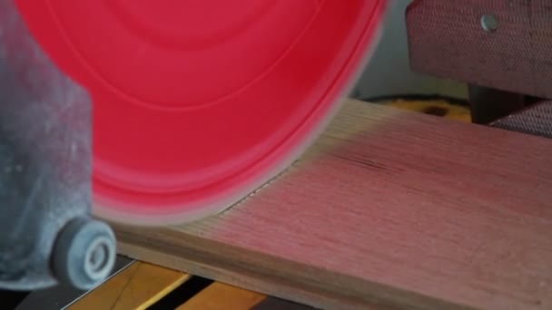 Sciage dans le bois de chêne 