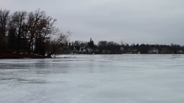 Bevroren meer tijdens de Winter — Stockvideo