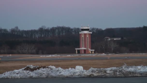 Små Airport tornet vid solnedgången — Stockvideo