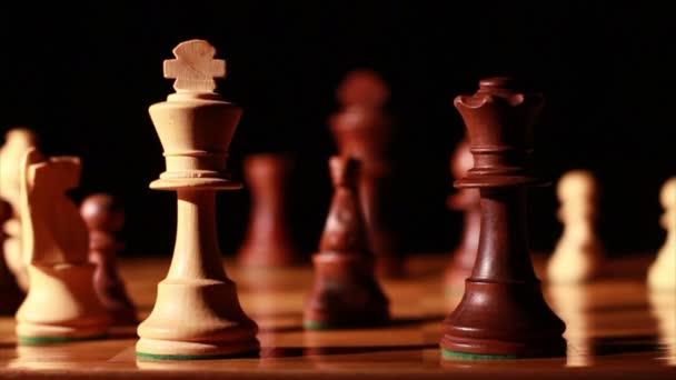 Drottningen tar kungen schack — Stockvideo