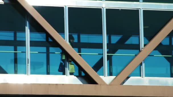 通勤者在玻璃桥上行走 — 图库视频影像