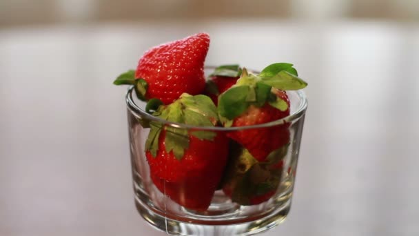 Hand nemen een aardbei van het glas — Stockvideo