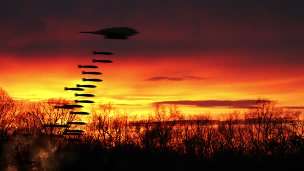 B2 Bombardero lanzando bombas al atardecer — Vídeos de Stock