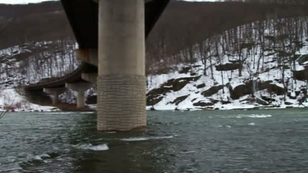 Unter Brücke, Berg und Fluss — Stockvideo