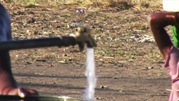 Obtenir de l'eau de puits en Afrique — Video