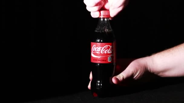 Garrafa de Coca-Cola na mão — Vídeo de Stock