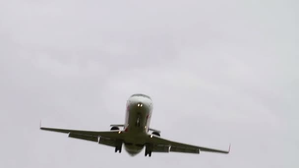 Lądowania samolotów odrzutowych i biorąc off — Wideo stockowe