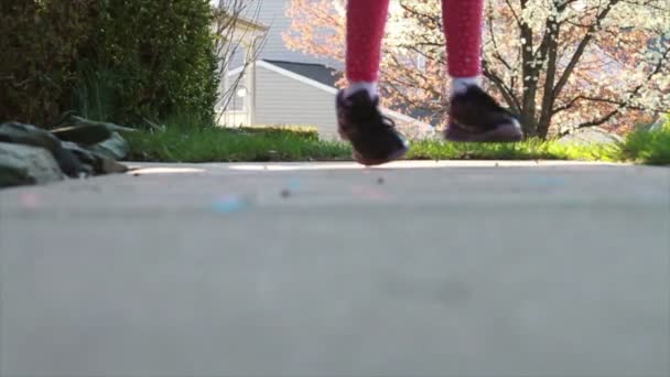 Niño jugando hopscotch — Vídeos de Stock
