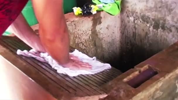Mann wäscht Kleidung von Hand — Stockvideo