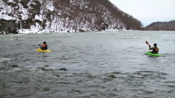 Kayak en aval de la rivière — Video