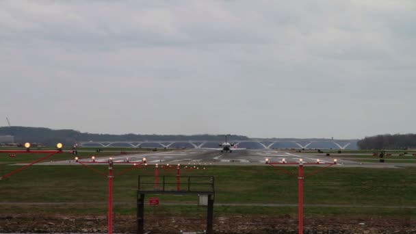 Düsenflugzeug beim Landen und Starten — Stockvideo