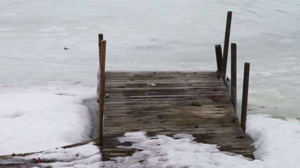 Παγωμένη λίμνη κατά τη διάρκεια του χειμώνα — Αρχείο Βίντεο