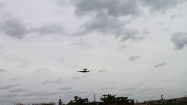 ジェット飛行機の着陸と離陸 — ストック動画